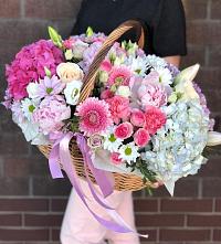 Композиция солнечный день в Самаре Цветочная композиция из Розы, Хризантемы, Пионы и Лизиантусы в корзине в Самаре