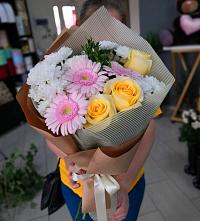 Букет цветов из:  Герберы, Розы и Хризантемы в Самаре