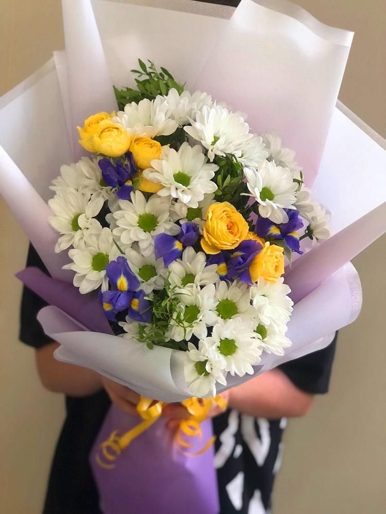 Букет солнечный привет в Самаре Букет цветов из: Ирисы, Хризантемы и Розы в Самаре